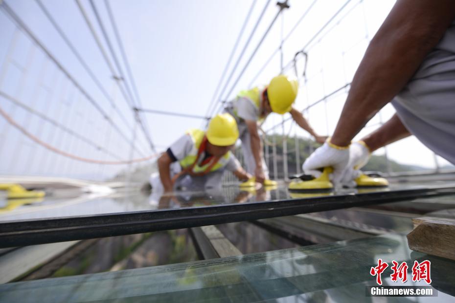10月の連休控え、高所のガラス橋で點(diǎn)検作業(yè)行う修理工