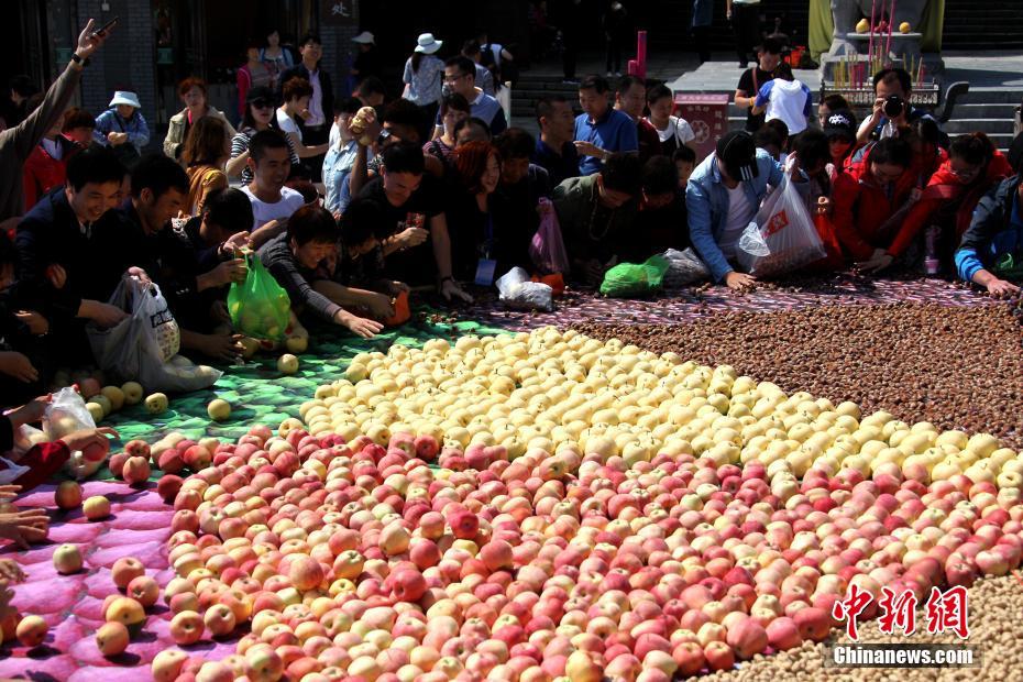 重さなんと1.8トン！秋の実りの巨大盛り合わせ　河南省