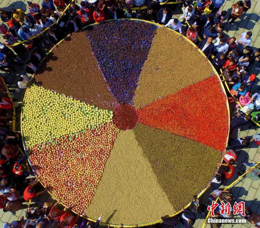 重さなんと1.8トン！秋の実りの巨大盛り合わせ　河南省