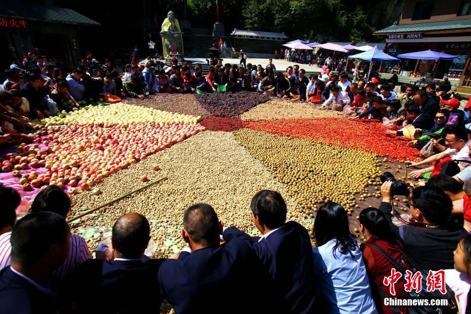 重さなんと1.8トン！秋の実りの巨大盛り合わせ　河南省