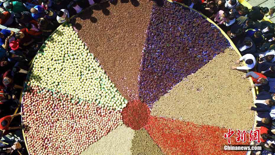 重さなんと1.8トン！秋の実りの巨大盛り合わせ　河南省