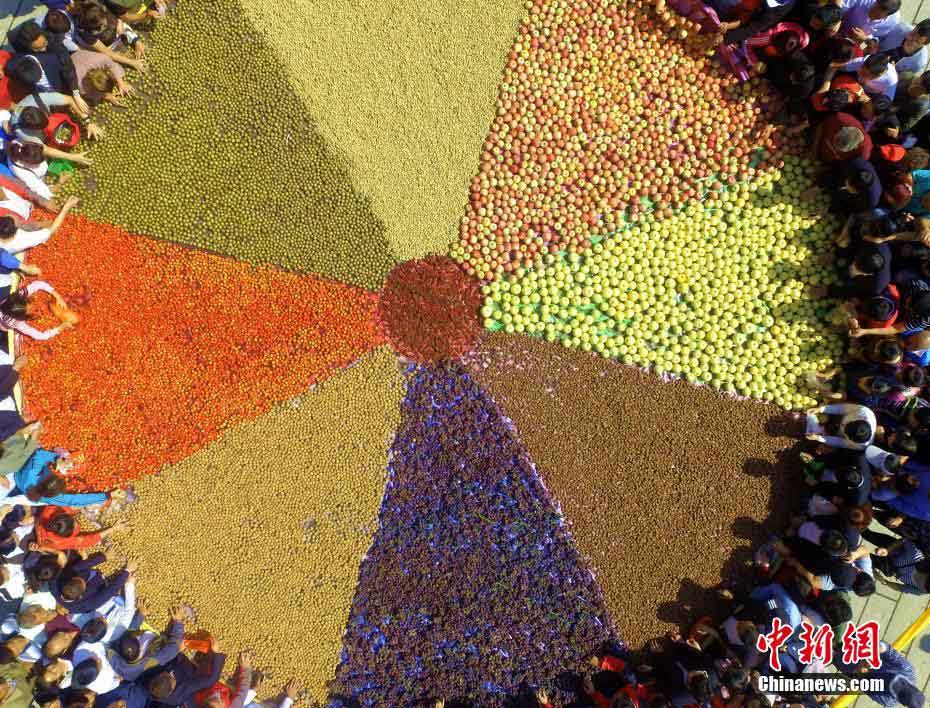 重さなんと1.8トン！秋の実りの巨大盛り合わせ　河南省