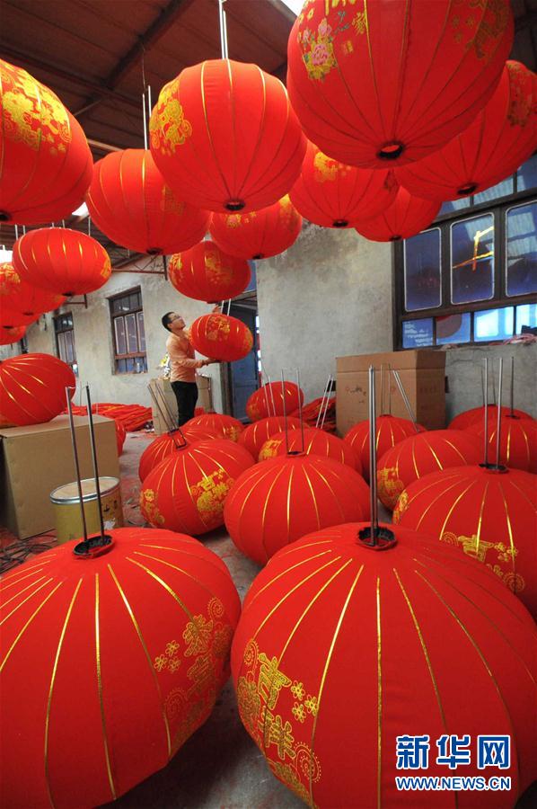 國慶節(jié)と中秋節(jié)控え、ランタン工房が繁忙期に　山西省