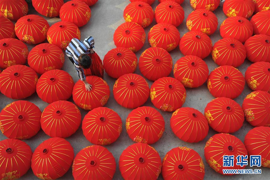 國慶節(jié)と中秋節(jié)控え、ランタン工房が繁忙期に　山西省