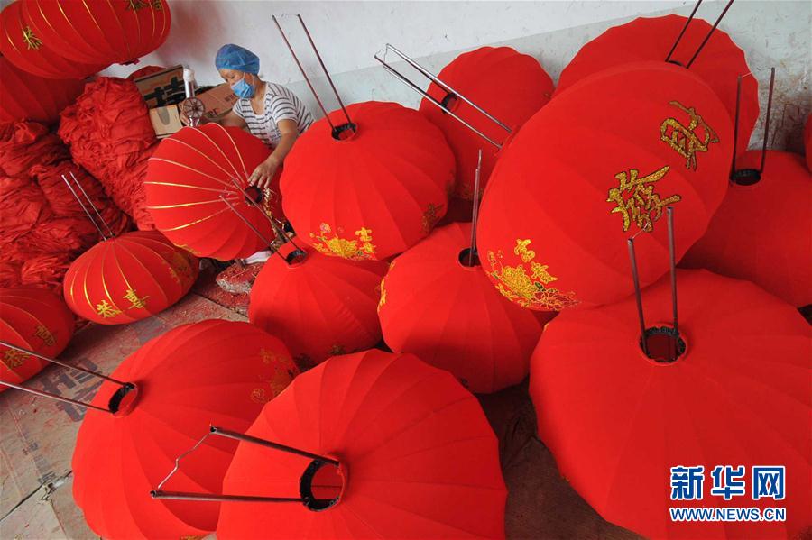 國慶節(jié)と中秋節(jié)控え、ランタン工房が繁忙期に　山西省