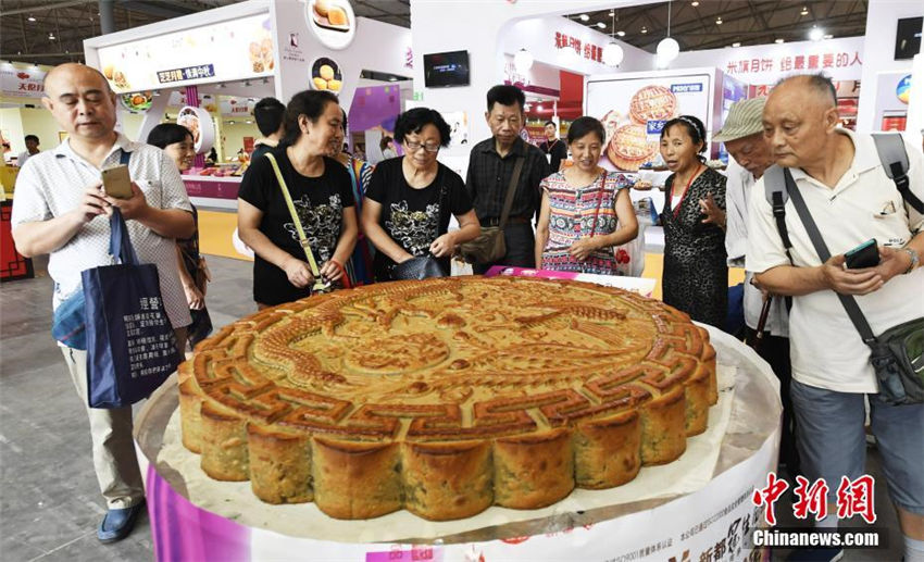 重さ300キロの巨大月餅登場！　中國（四川）中秋食品食品博覧會