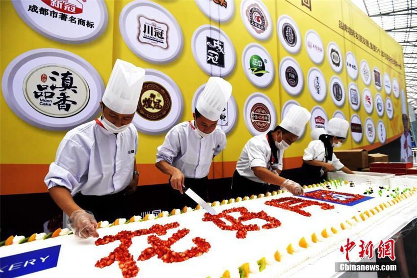 重さ300キロの巨大月餅登場！　中國（四川）中秋食品食品博覧會