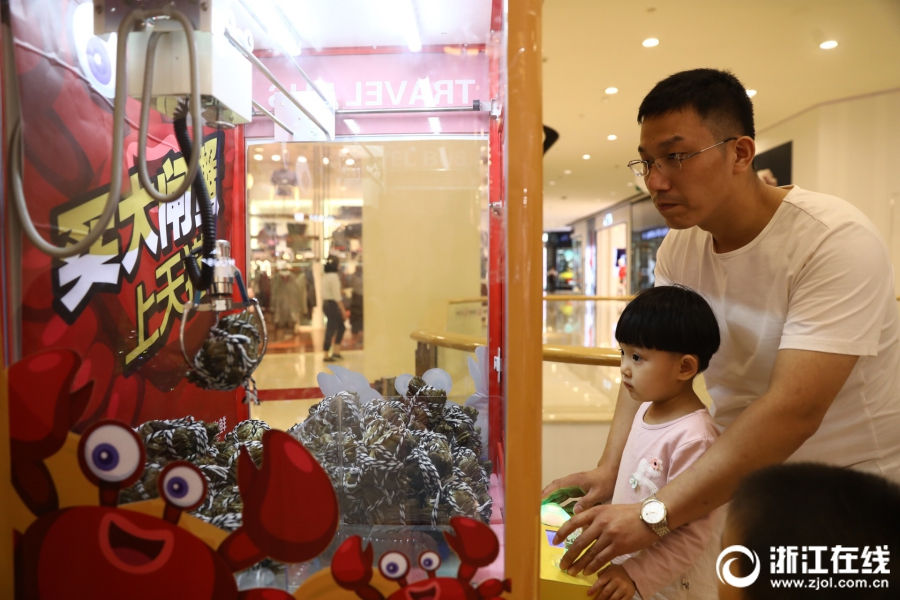 杭州に登場(chǎng)した上海蟹UFOキャッチャー　旬の味覚に挑戦者殺到