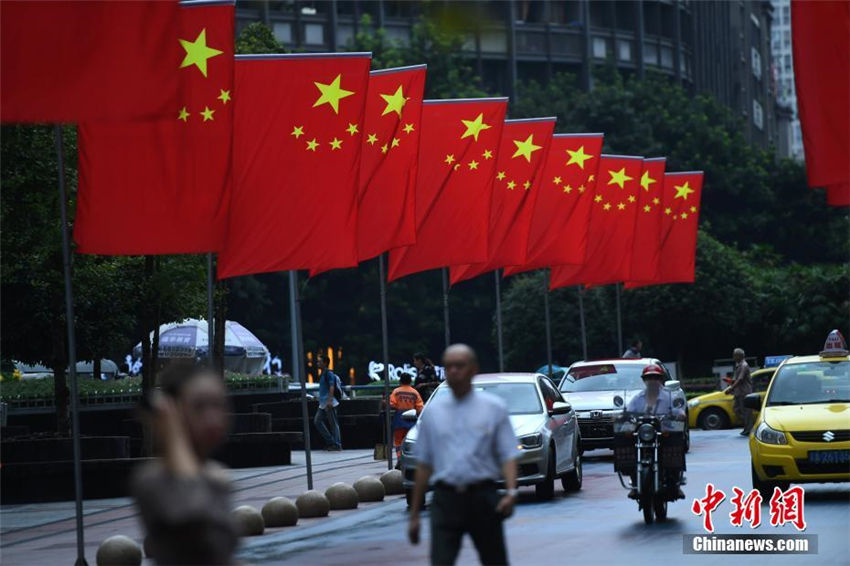 中國國旗が掛けられ、國慶節(jié)のお祝いムードに　重慶市