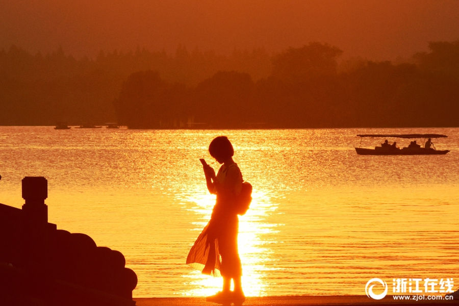黃金色に輝く夕暮れの西湖　杭州市