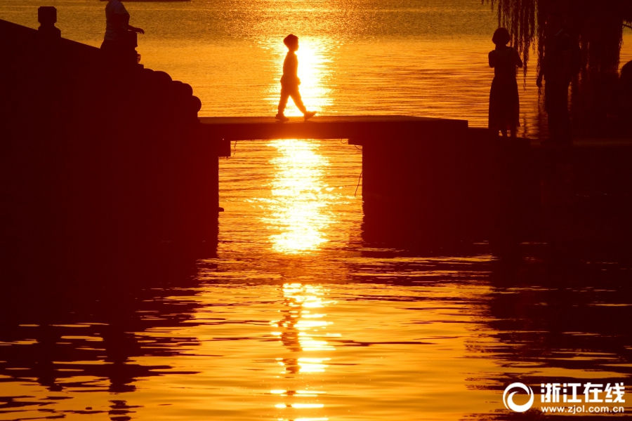 黃金色に輝く夕暮れの西湖　杭州市