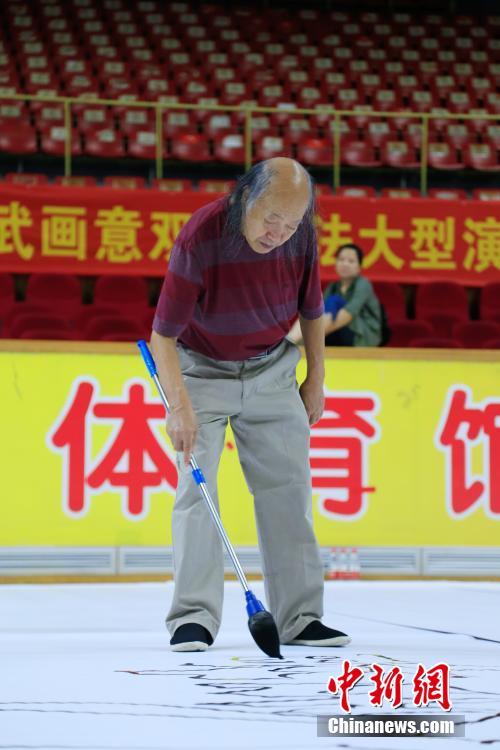 中國(guó)の無(wú)形文化遺産を世界へ　雙鉤字書道伝承人による書道パフォーマンス