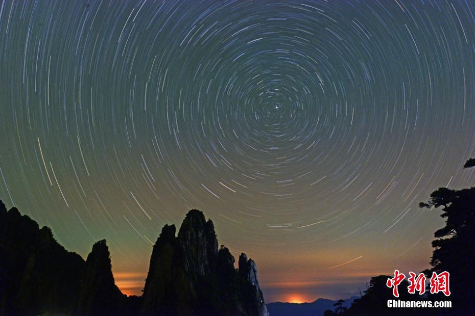 夜空に瞬く寶石　江西省の山頂に広がる幻想的な星空