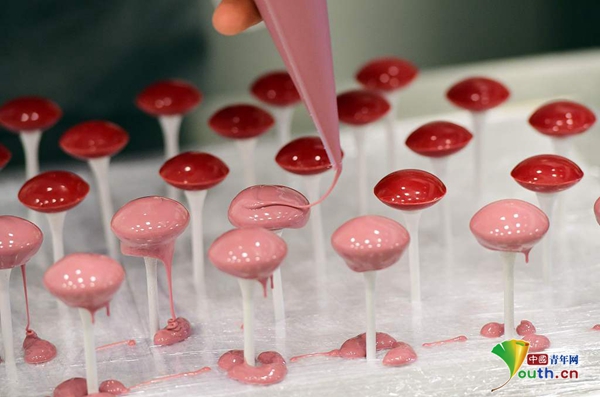 カカオ本來(lái)の色だけで作られたピンクのチョコ「ルビー」誕生　ベルギー