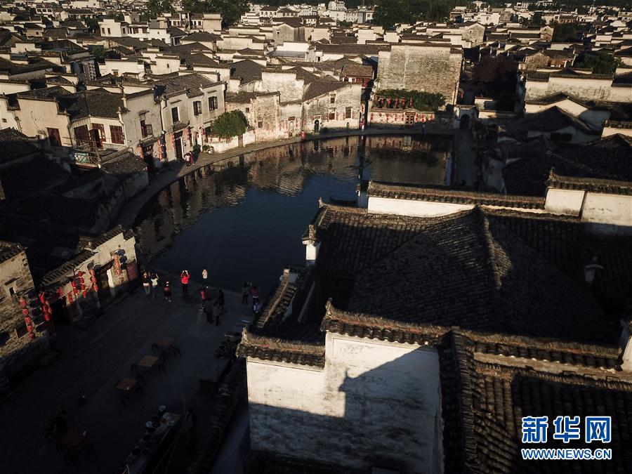 朝日に照らされた美しい徽派建築が人々を魅了　安徽省