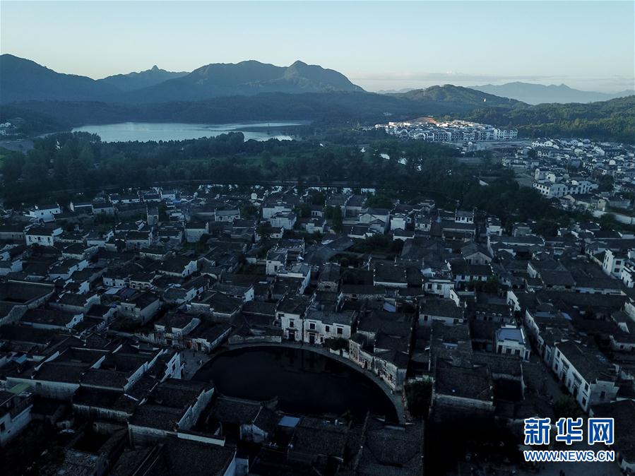 朝日に照らされた美しい徽派建築が人々を魅了　安徽省