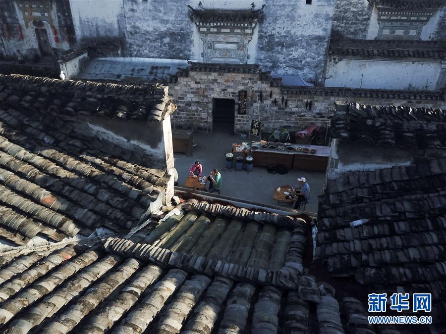 朝日に照らされた美しい徽派建築が人々を魅了　安徽省