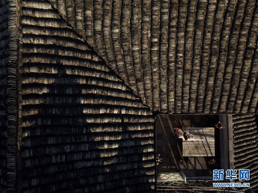 朝日に照らされた美しい徽派建築が人々を魅了　安徽省