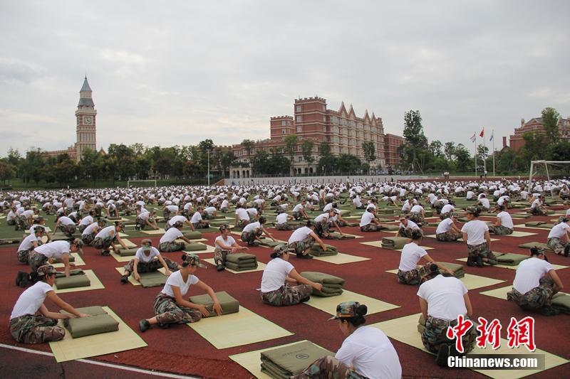 豆腐のように四角く畳まれた布団　四川の大學で「布団畳み大會」開催