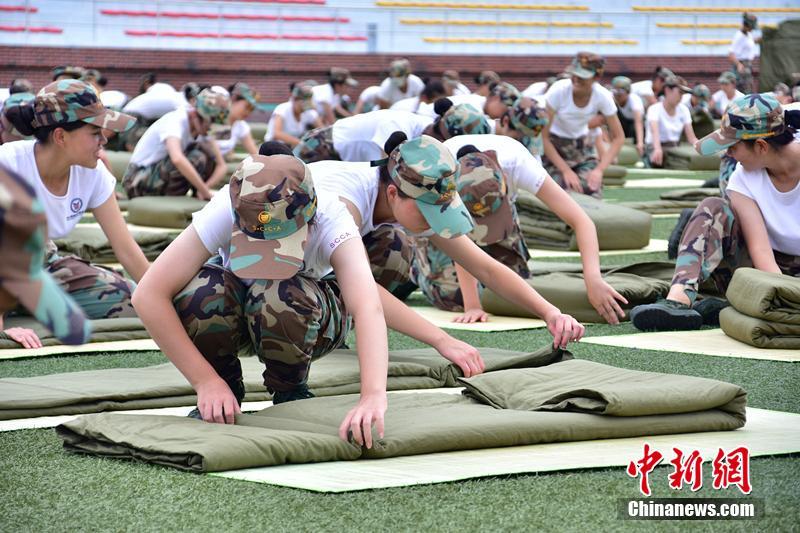 豆腐のように四角く畳まれた布団　四川の大學(xué)で「布団畳み大會」開催