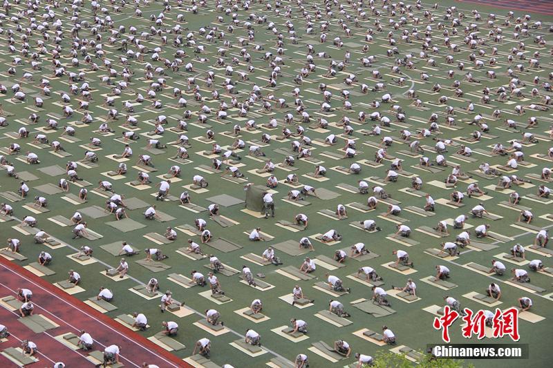 豆腐のように四角く畳まれた布団　四川の大學(xué)で「布団畳み大會(huì)」開催