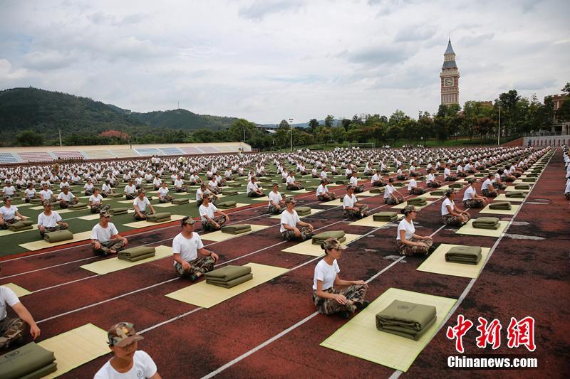 豆腐のように四角く畳まれた布団　四川の大學(xué)で「布団畳み大會」開催