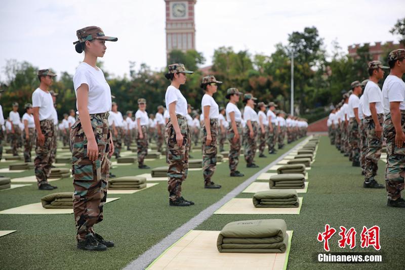 豆腐のように四角く畳まれた布団　四川の大學(xué)で「布団畳み大會」開催