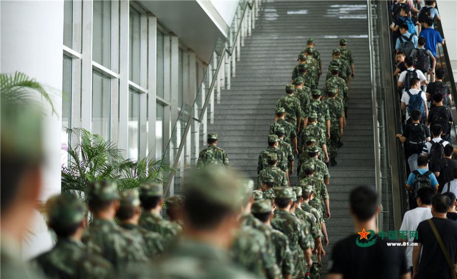 これぞ人民のための軍隊(duì)　稱(chēng)賛集める高速鉄道駅での振る舞い