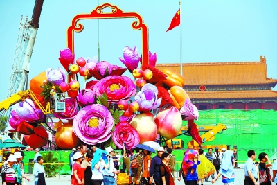天安門(mén)広場(chǎng)に特大フラワーバスケットがお目見(jiàn)え