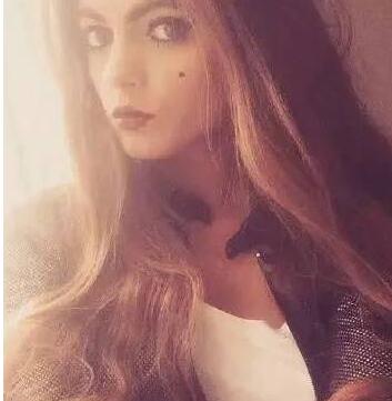 美しすぎて上司に解雇された英國女性　そのことを受けて社長は上司を解雇