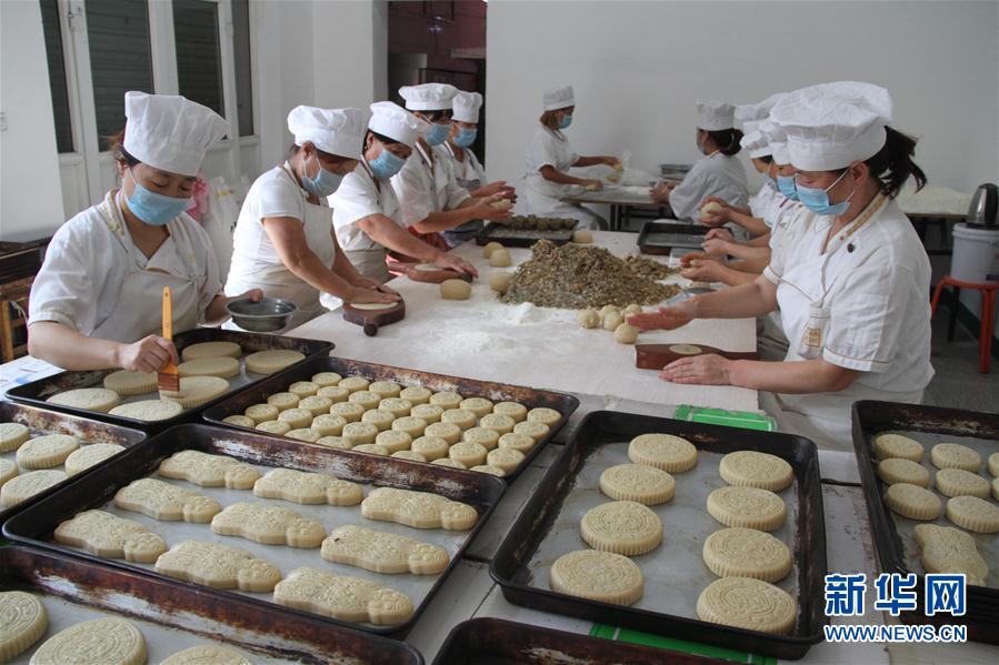 中秋節(jié)目前に迫り、中國(guó)各地で月餅作りのピーク