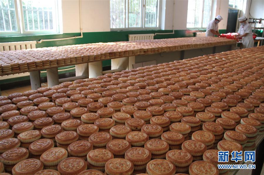 中秋節(jié)目前に迫り、中國各地で月餅作りのピーク