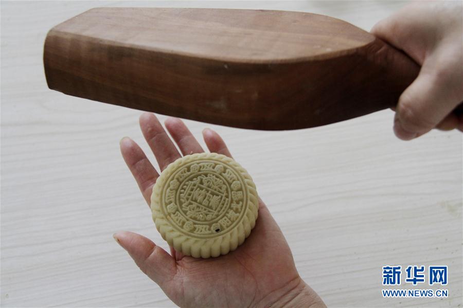 中秋節(jié)目前に迫り、中國各地で月餅作りのピーク