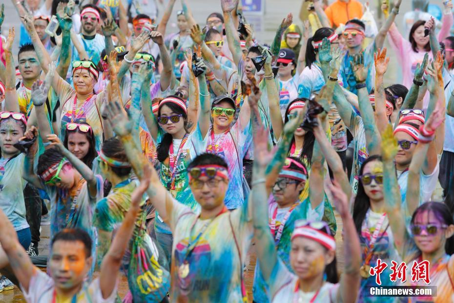 様々な色に染まりながら疾走　上海で「カラーラン」開催