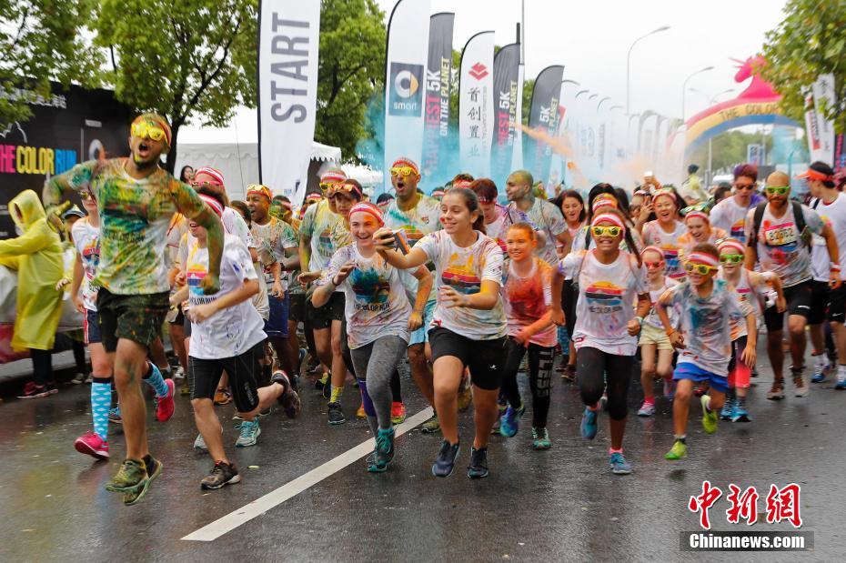 様々な色に染まりながら疾走　上海で「カラーラン」開(kāi)催