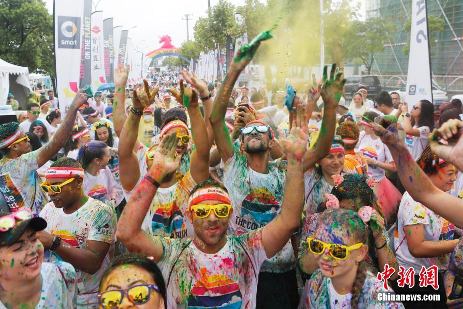 様々な色に染まりながら疾走　上海で「カラーラン」開催