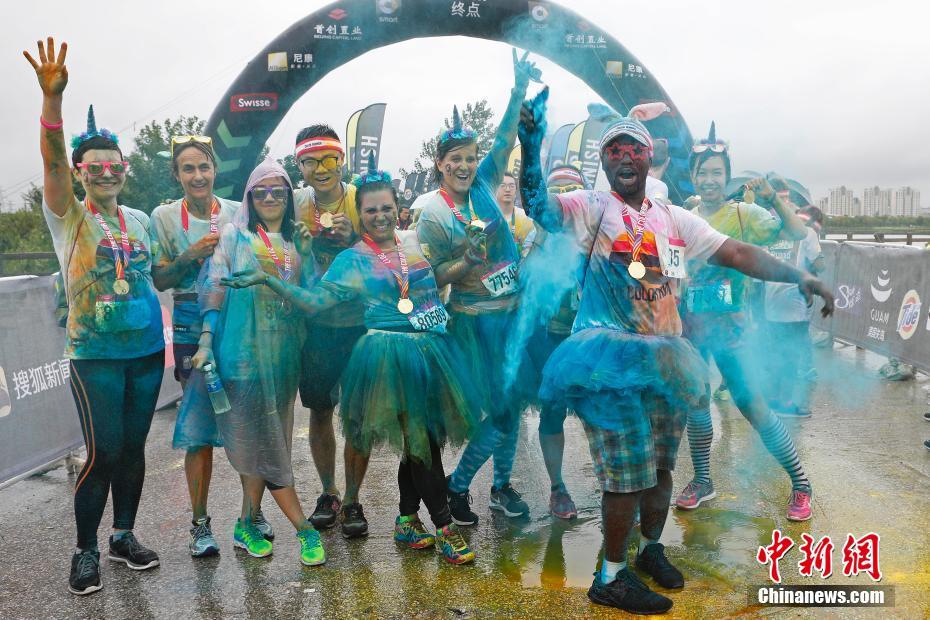 様々な色に染まりながら疾走　上海で「カラーラン」開催