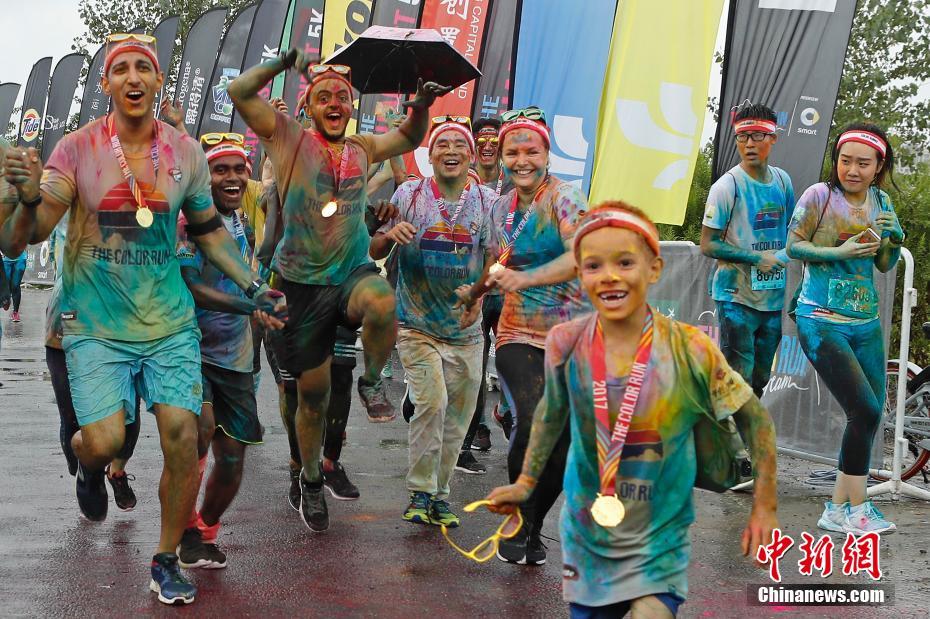 様々な色に染まりながら疾走　上海で「カラーラン」開(kāi)催
