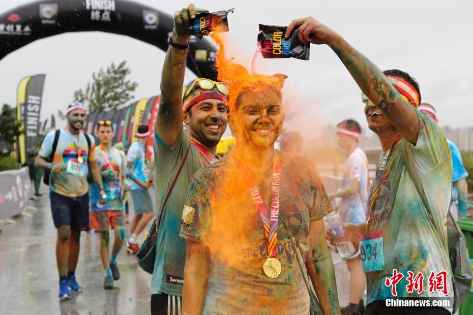 様々な色に染まりながら疾走　上海で「カラーラン」開催
