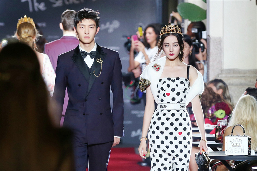 人気女優(yōu)ディリロバがミラノファッションウイークでスレンダーボディ披露