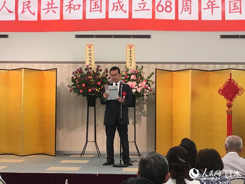 挨拶をする日中友好會館の荒井克之理事長。