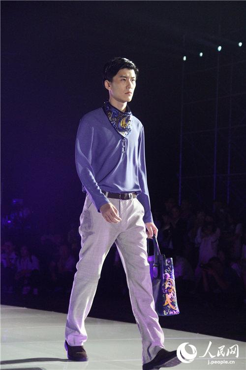 2017北京ファッションウイーク開幕　中國(guó)伝統(tǒng)工蕓「京繡」とのコラボに注目