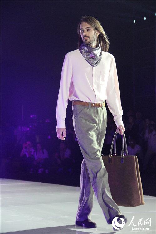 2017北京ファッションウイーク開幕　中國伝統(tǒng)工蕓「京繡」とのコラボに注目