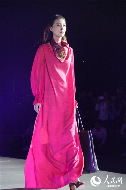 2017北京ファッションウイーク開幕　中國伝統(tǒng)工蕓「京繡」とのコラボに注目