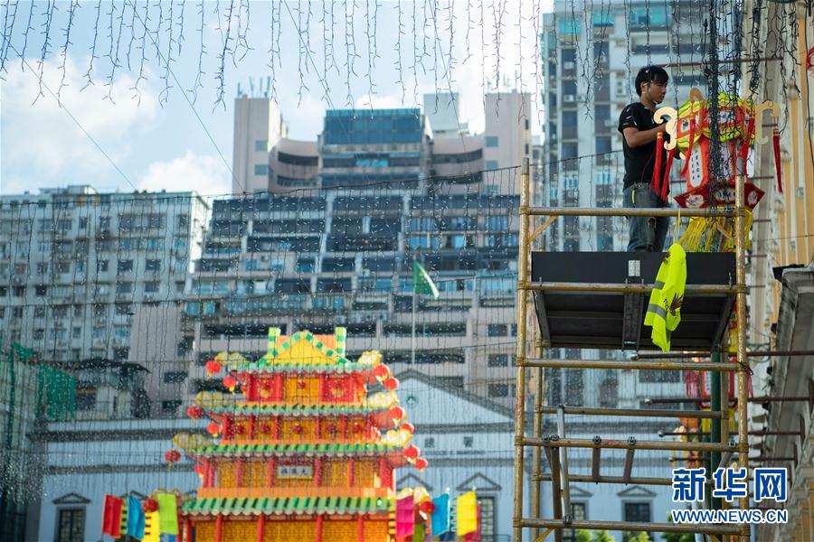 様々な形のランタンで中秋節(jié)の飾りつけ　澳門のセナド広場