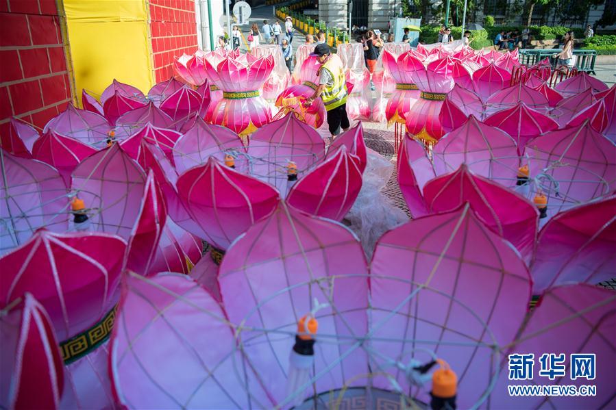 様々な形のランタンで中秋節(jié)の飾りつけ　澳門のセナド広場