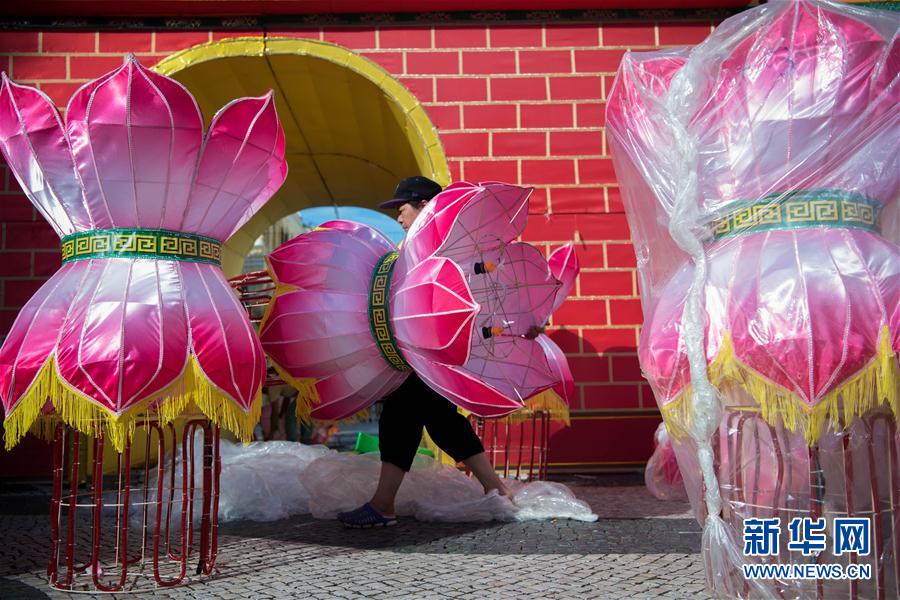 様々な形のランタンで中秋節(jié)の飾りつけ　澳門のセナド広場(chǎng)