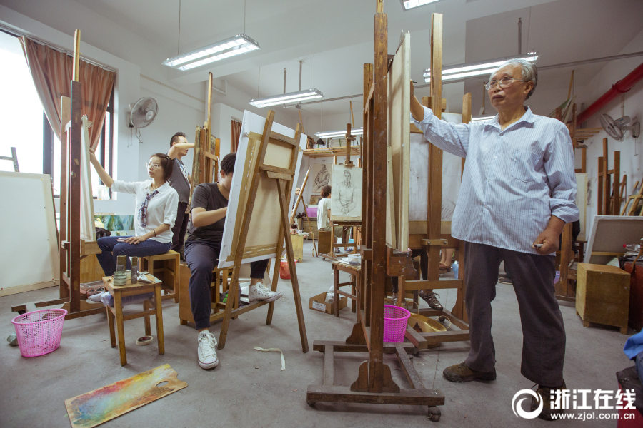 美術(shù)學院に72歳の「新入生」　白髪の農(nóng)夫の絵畫に対する情熱衰えず