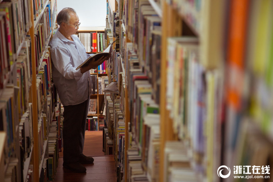 美術(shù)學(xué)院に72歳の「新入生」　白髪の農(nóng)夫の絵畫(huà)に対する情熱衰えず