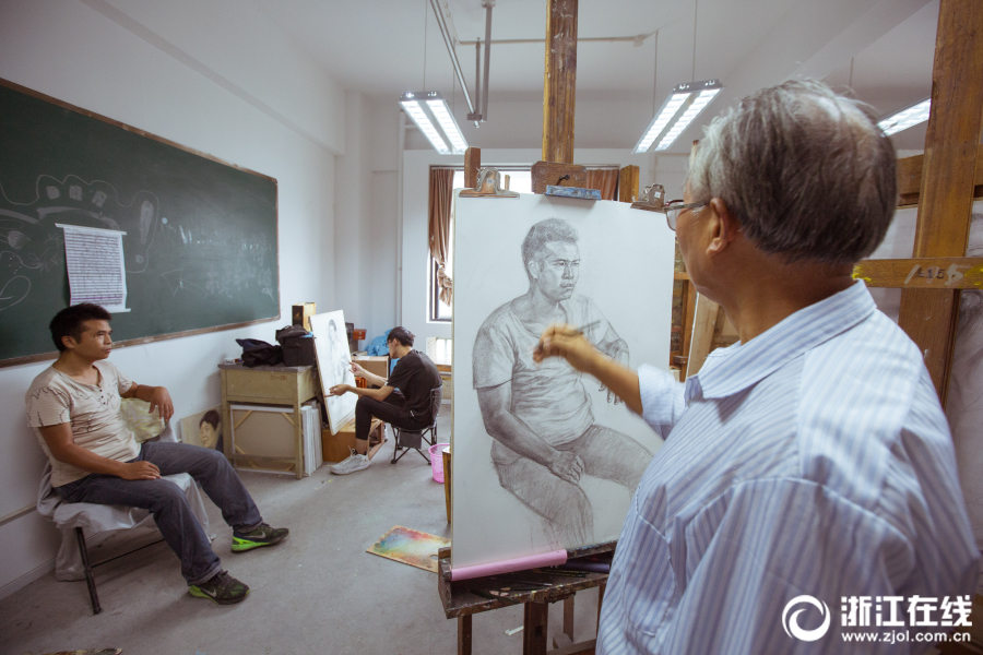 美術(shù)學(xué)院に72歳の「新入生」　白髪の農(nóng)夫の絵畫に対する情熱衰えず